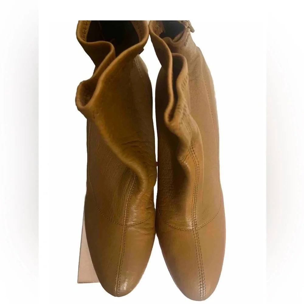 Women’s L’ Arianna Italian leather stretch‎ globe bootie size 38.5. Round toe